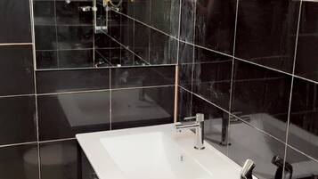 Serviettes fournies, savon, papier toilette