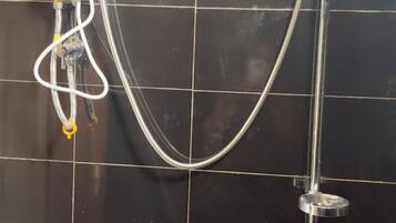 Serviettes fournies, savon, papier toilette