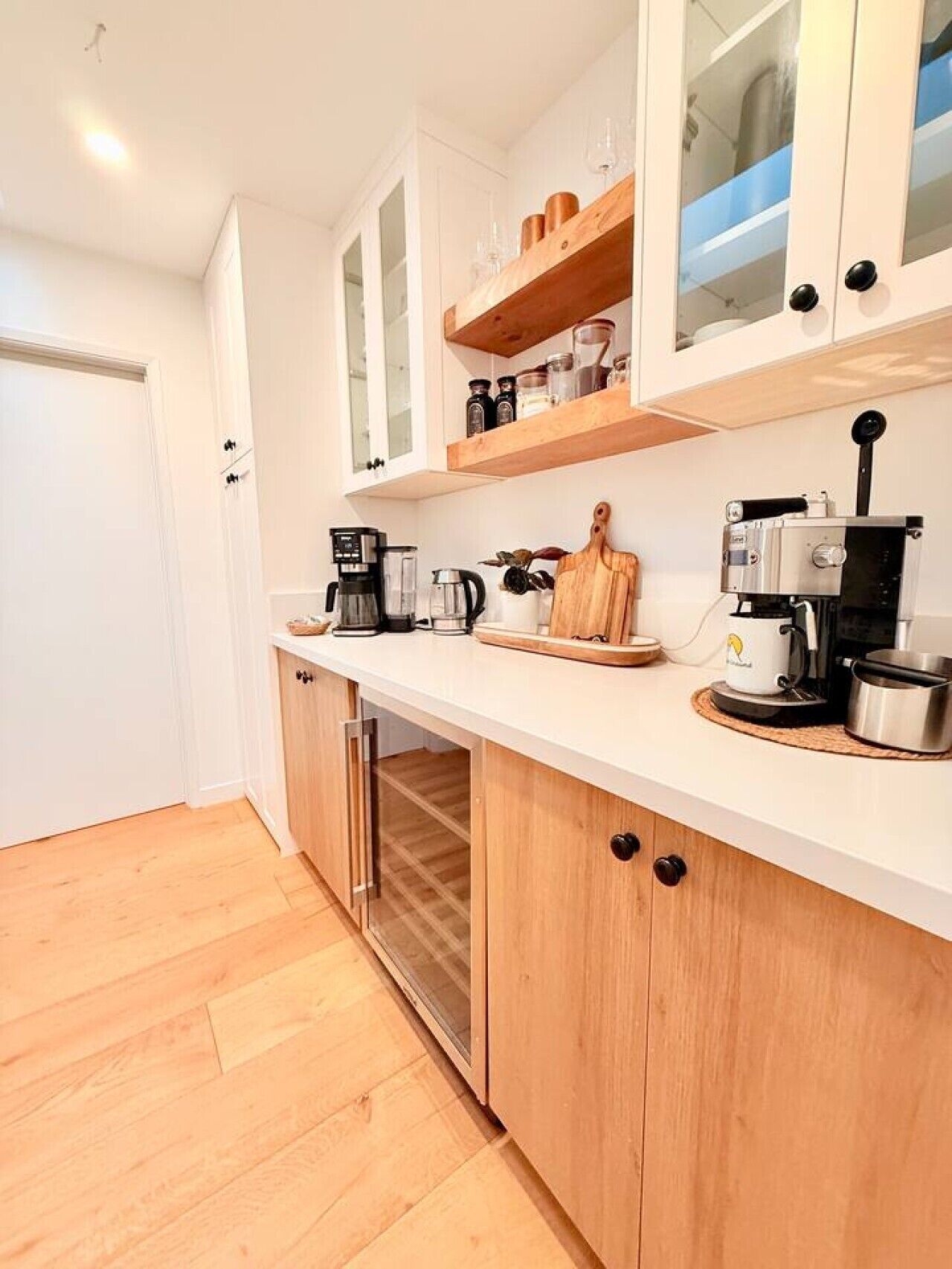 Coffee/tea maker, fridge, microwave, oven