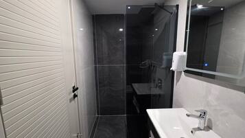 Classic Double Room, Balcony | Bathroom