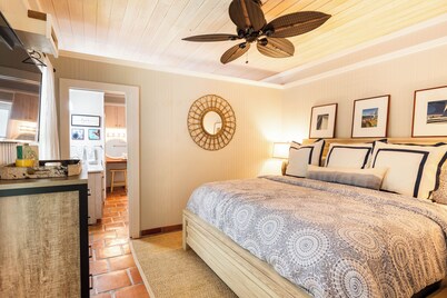 Fabulous Island retreat 4-bedroom house with private Dock & lift