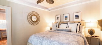 Fabulous Island retreat 4-bedroom house with private Dock & lift