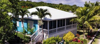 Fabulous Island retreat 4-bedroom house with private Dock & lift