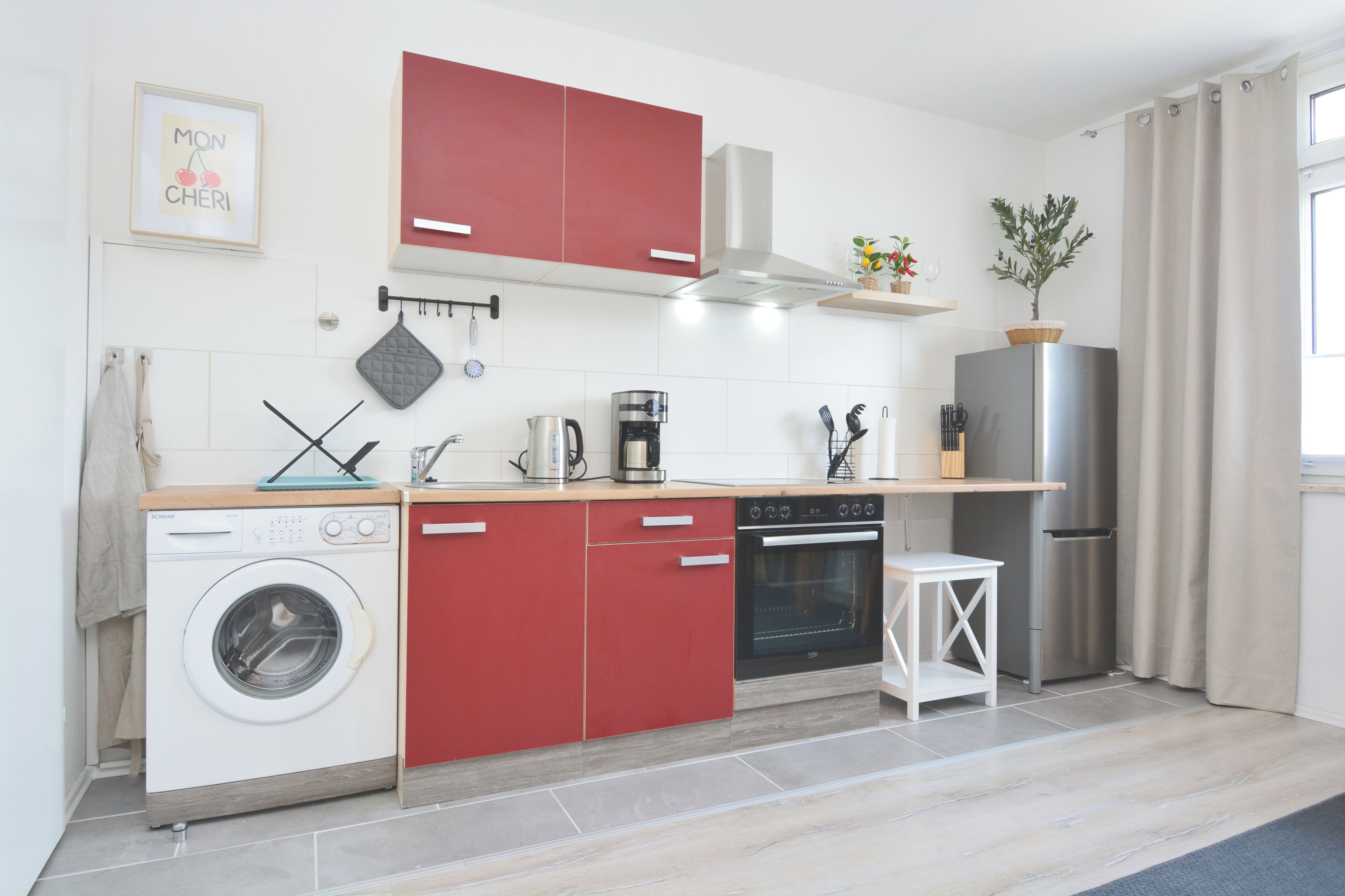 Coffee/tea maker, fridge, oven, stovetop
