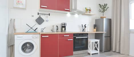Coffee/tea maker, fridge, oven, stovetop