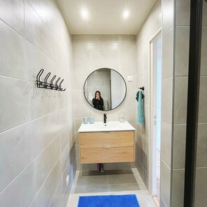 Shower, hair dryer, towels, toilet paper - Vrbo Property (Lagny-sur-Marne)