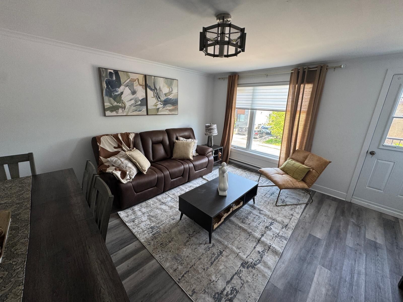 Elegant And Cozy  5 1/2 Appartement With Pool - Quebec