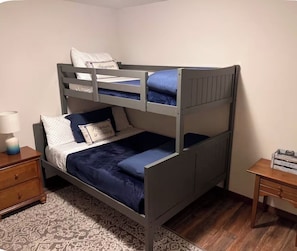 3 habitaciones, tabla de planchar con plancha, wifi y ropa de cama