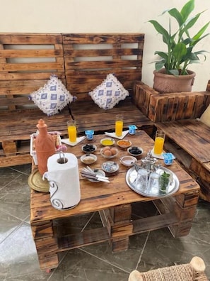 Habitación con 2 camas individuales | Restaurante al aire libre