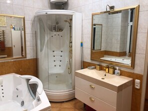Bathroom - Classical large apartment on art deco Alberta street, FREE locked PARKING (Rīga)