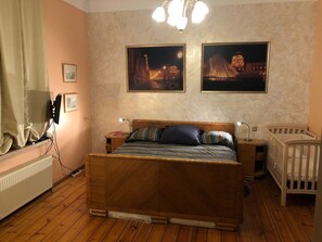 Room - Classical large apartment on art deco Alberta street, FREE locked PARKING (Rīga)