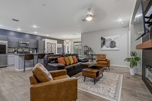 Ein modernes Wohnzimmer mit einer Ledersofa, einem Couchtisch und einem Kamin.