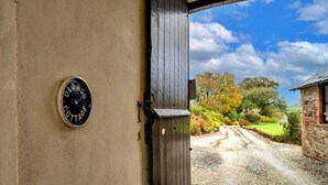 A rustic wooden door with a circular sign reading 'Old Nog COTTAGE.' - Retreat Near National Parks (Torrington)