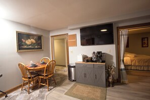 Dining - countryside Victorian getaway



Save (Basehor)