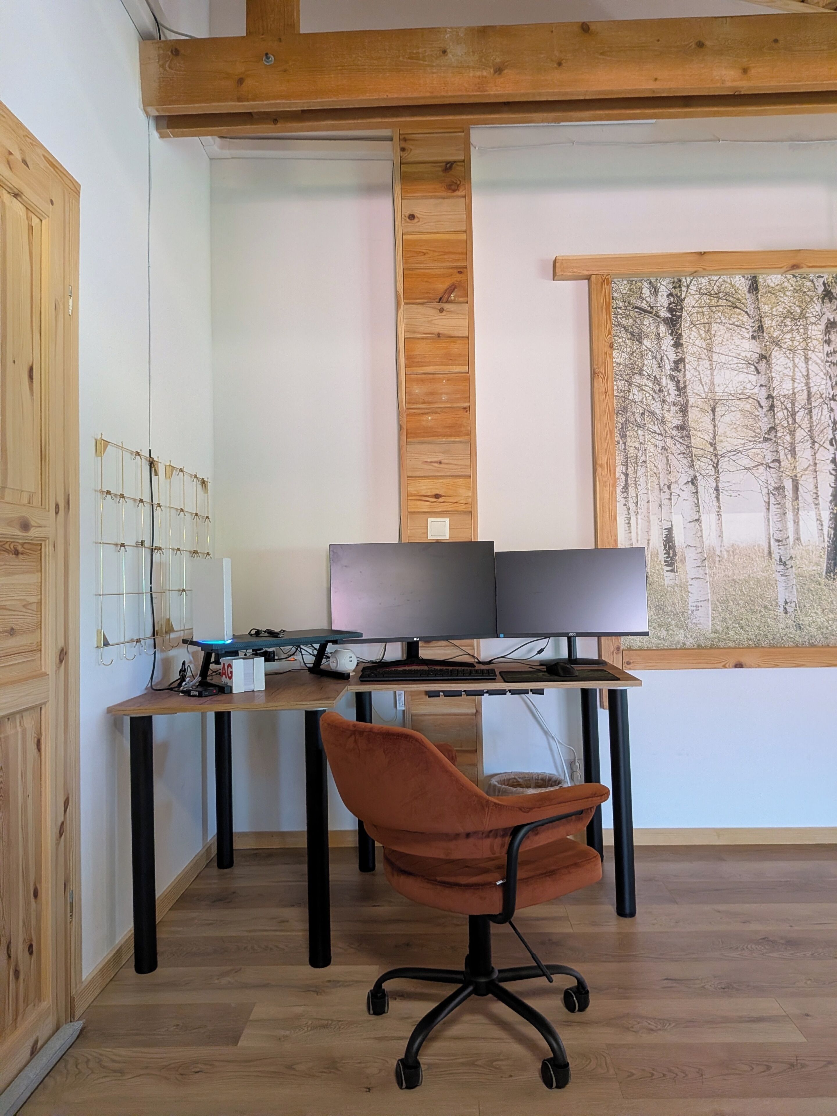 Un espace de travail équipé de deux écrans, d’un clavier et d’une souris, le tout posé sur un bureau en bois.