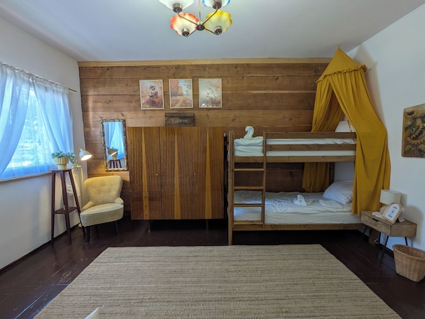 5 bedrooms, iron/ironing board, internet, bed sheets