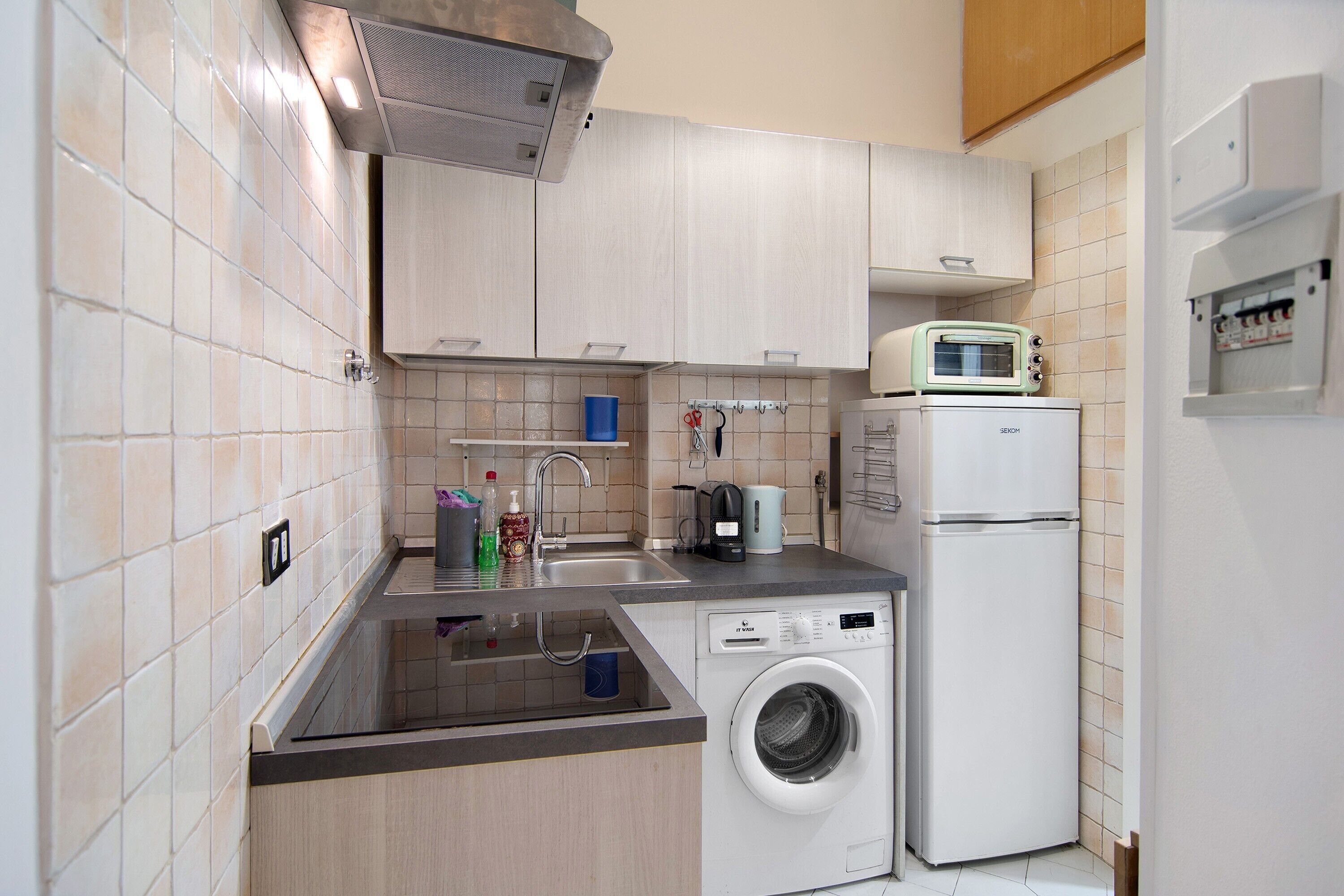 Wasserkocher mit Kaffee-/Teezubehör, Kühlschrank, Herdplatte