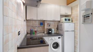 Wasserkocher mit Kaffee-/Teezubehör, Kühlschrank, Herdplatte