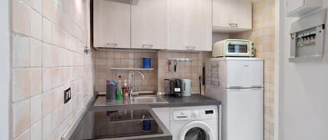 Wasserkocher mit Kaffee-/Teezubehör, Kühlschrank, Herdplatte