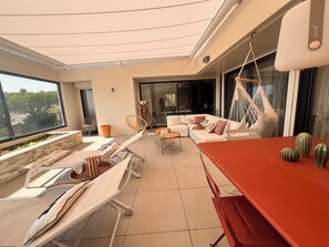 Outdoor dining - Beautiful apartment with a large terrace overlooking the sea (Bandol)
