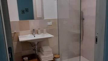 Douche, articles de toilette gratuits, sèche-cheveux