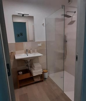 Ducha, artículos de higiene personal gratuitos y secador de pelo