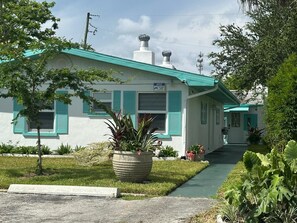Exterior - AC. Private 2-Unit property near the beach & 5th Ave South in Downtown Naples (Naples)
