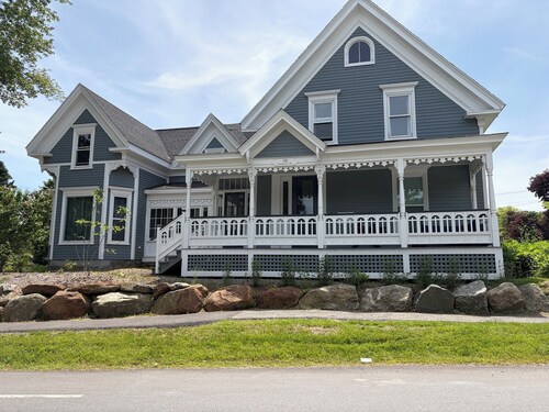 Beautiful well appointed upstairs condo in old Victorian