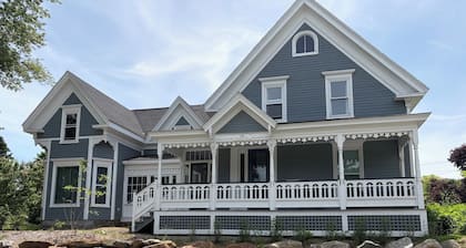 Beautiful well appointed upstairs condo in old Victorian