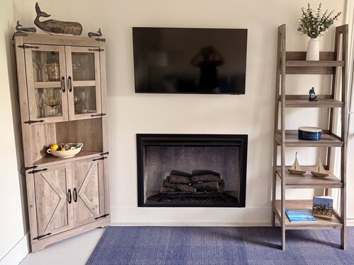 Beautiful well appointed upstairs condo in old Victorian