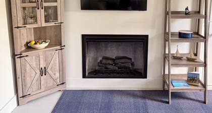 Beautiful well appointed upstairs condo in old Victorian