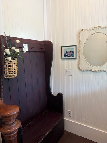 Beautiful well appointed upstairs condo in old Victorian