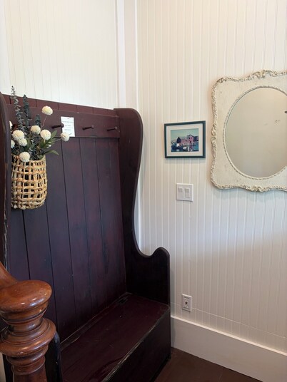 Beautiful well appointed upstairs condo in old Victorian