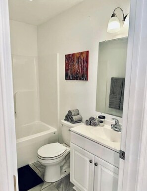 Toallas, jabón, papel de baño 