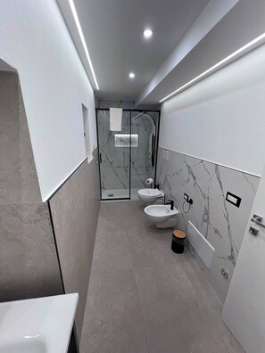 Hair dryer, bidet, towels, soap - An elegant and sophisticated vacation home located in Triggiano, 10 minutes from Bari (Triggiano)