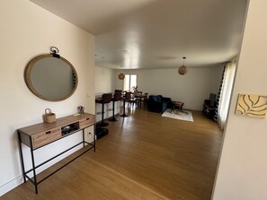Living area - Vrbo Property (Mérignac)
