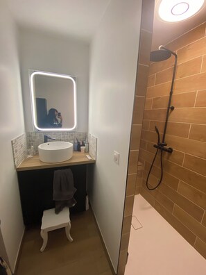 Bathroom - Vrbo Property (Mérignac)