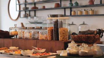 Un bufé con diferentes alimentos y recipientes.