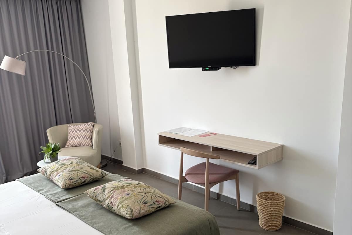 Quarto casal conforto | Camas extras/dobráveis (sobretaxa), Wi-Fi de cortesia, roupa de cama