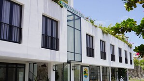 Un bâtiment moderne avec une enseigne indiquant « CHEZ MARIA JULIA ».