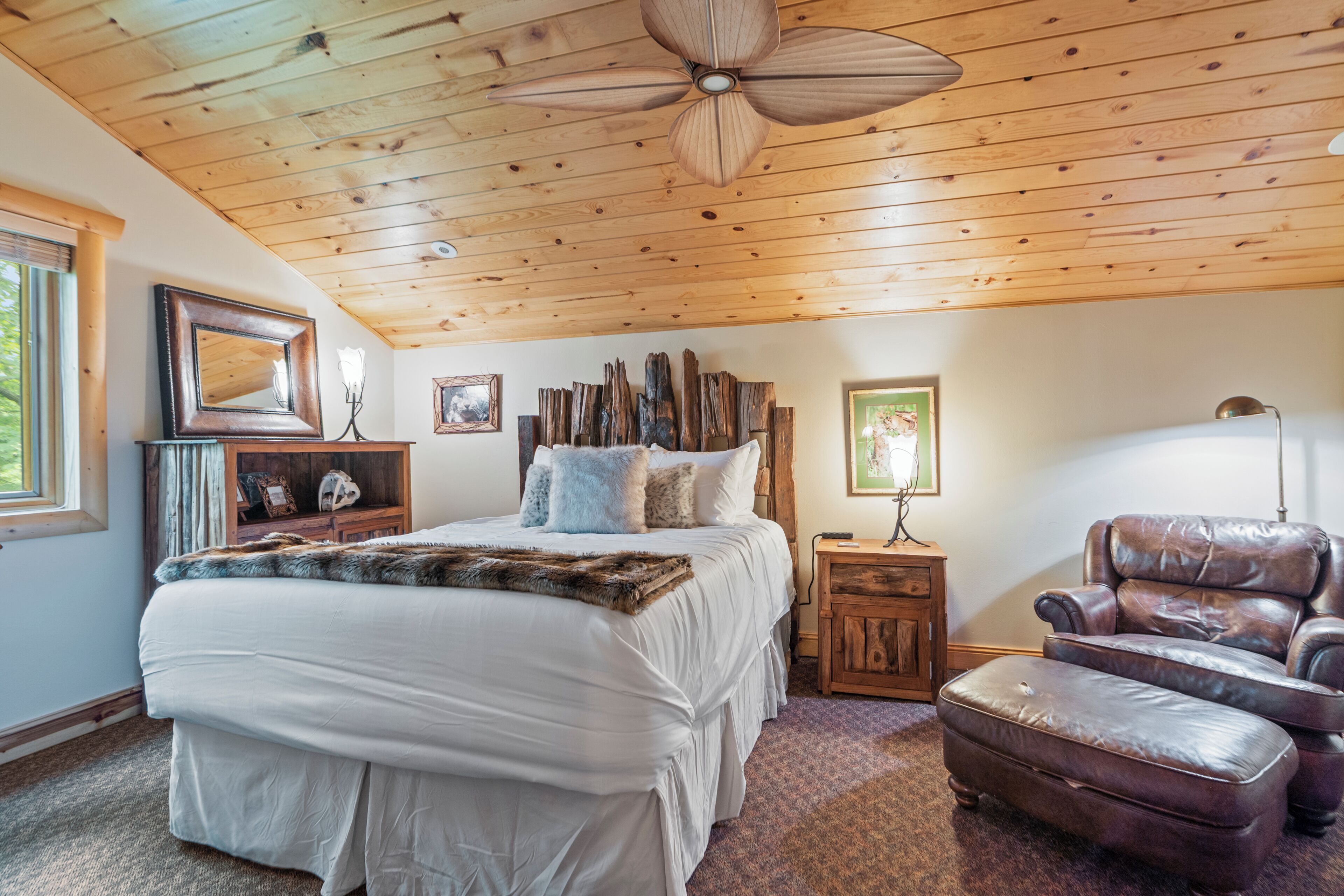 4 bedrooms, iron/ironing board, WiFi (free), bed sheets