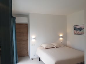 Caja de seguridad en la habitación, wifi y ropa de cama