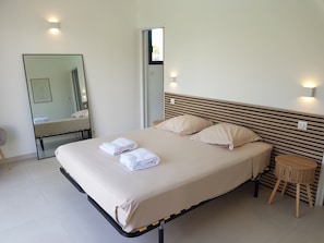 4 室のベッドルーム、セーフティボックス (室内)、WiFi、ベッドシーツ