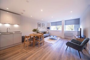 Eine moderne Wohnung mit Küche, Essbereich und Wohnzimmer.