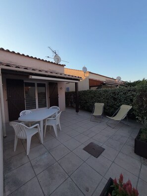 Outdoor dining - Air-conditioned house for 4 people. • Swimming Pool • 200 meters from the beach • Gruissan (Gruissan)