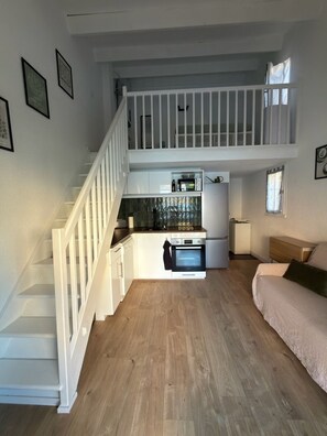 Living area - Air-conditioned house for 4 people. • Swimming Pool • 200 meters from the beach • Gruissan (Gruissan)