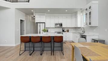 Coffee/tea maker, fridge, microwave, oven
