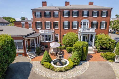 Joseph Story Estate I Sleeps 12 l Parking + Elevator l On Salem Common