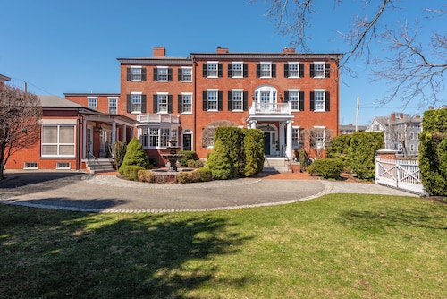 Joseph Story Mansion I Sleeps 12 l Salem Commons