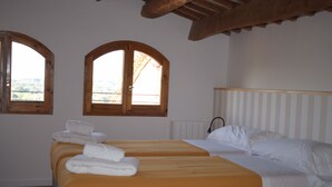 Room - 16th-century Catalan farmhouse with a pool, surrounded by nature, 30 meters from Barcelona (L'Ametlla del valles)